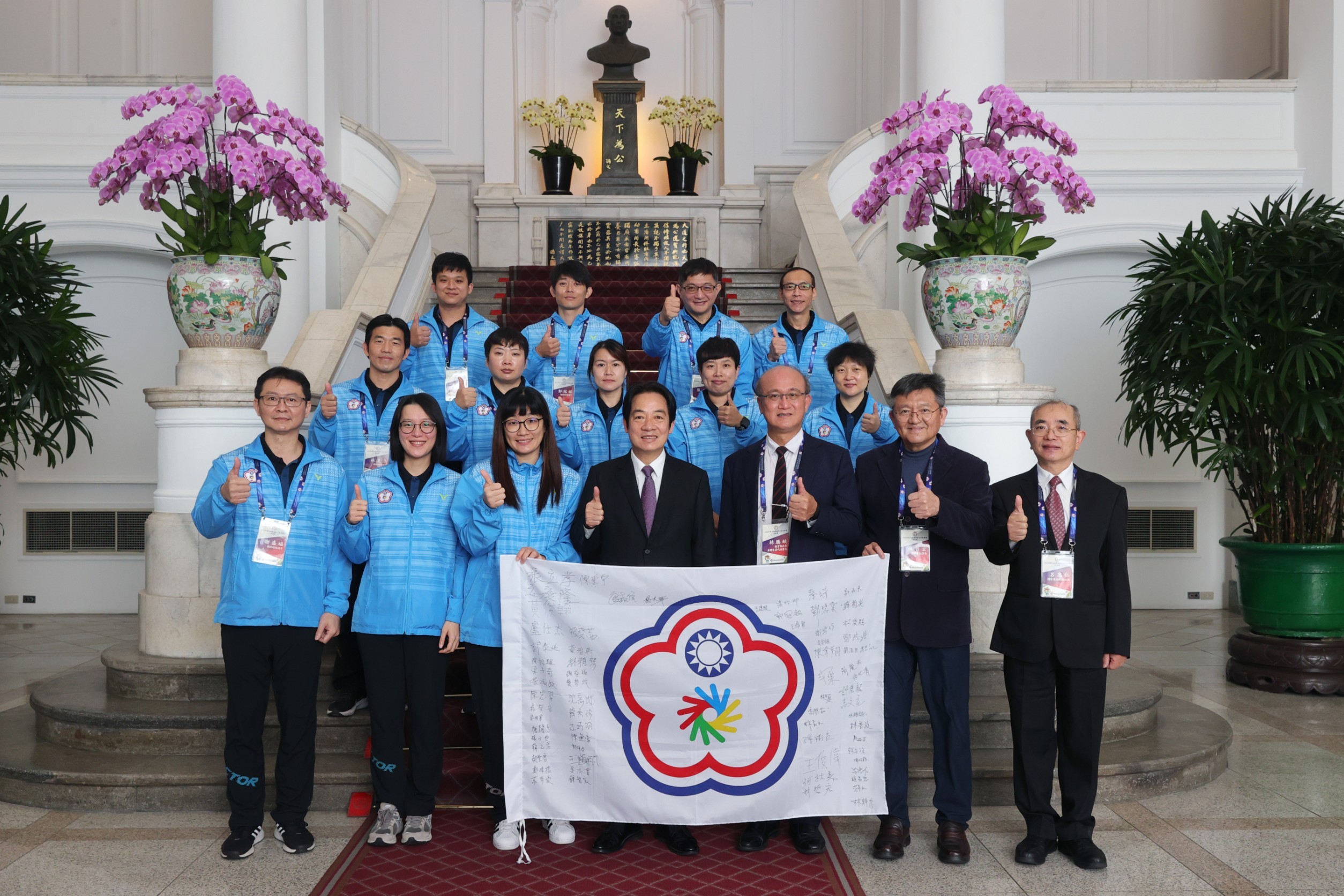 (圖)Vice President William Lai (middle) pictured with the Deaflympics 2022 bowling team.